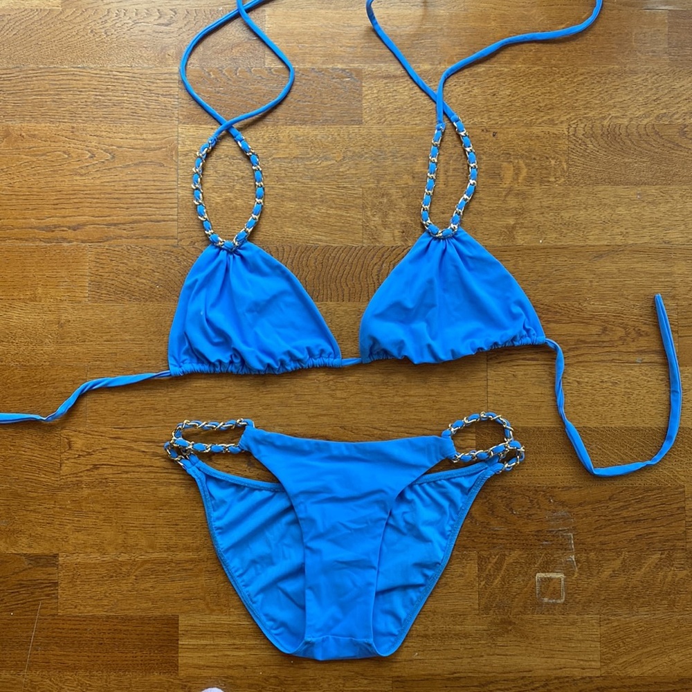 Sauvage California Swimwear blue string bikini with chain detail
